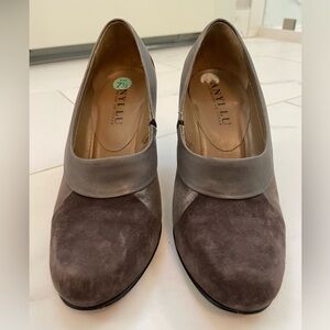 ANYI LU LEATHER AND SUEDE SILVER PUMPS.
Made in Italy 7.5